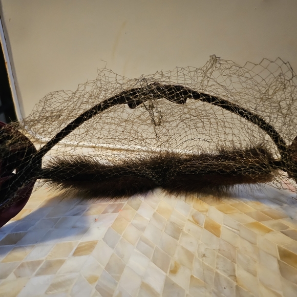 Vintage 40s 50s Fascinator Hat Brown Velvet and Red Satin with Tulle and Fur - Picture 7 of 8